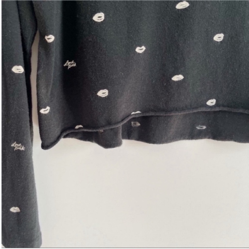 PINK Victoria's Secret Girlfriend t-shirt black cropped lips print v neck - Picture 4 of 8